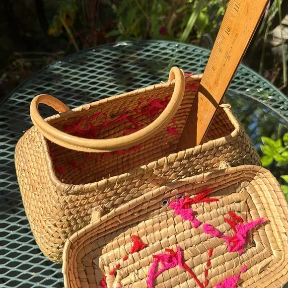 Vintage Satchel Handbag 1960's, 1970's? Tan Straw Woven Pink & Red Yarn Rosettes - Picture 6 of 9